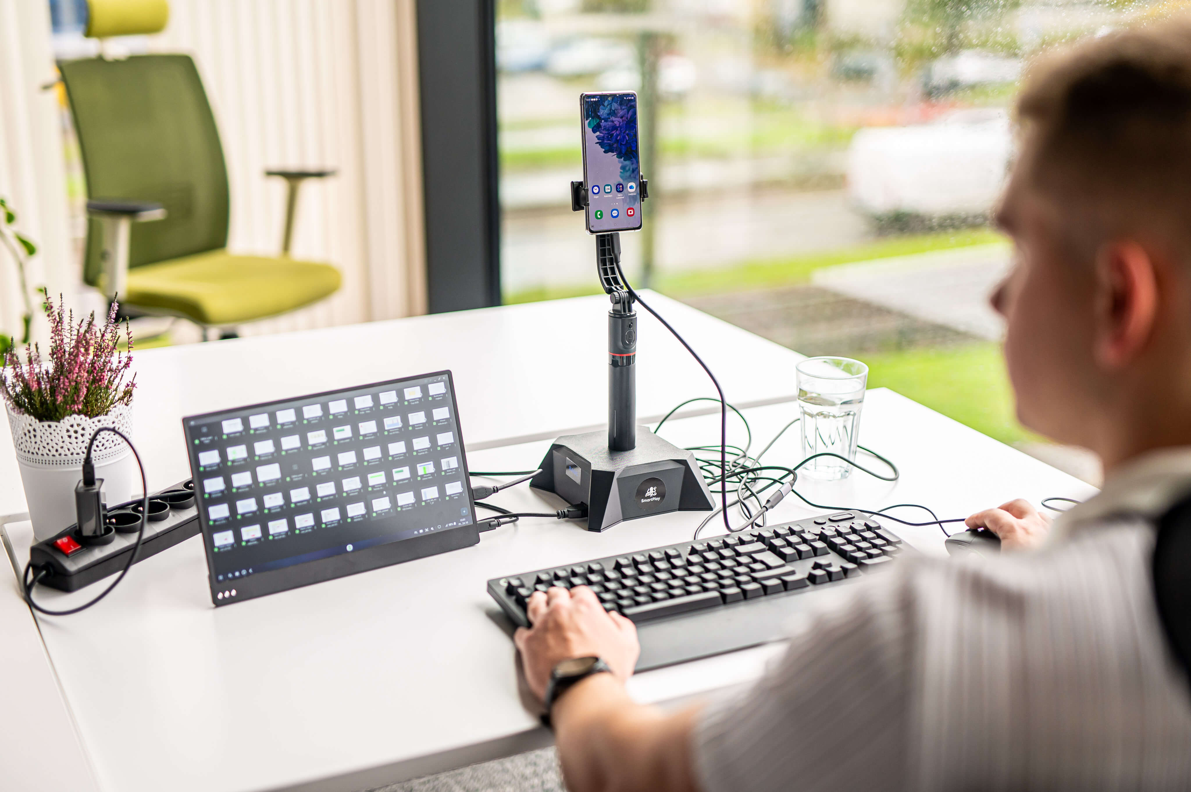 SmartPlay Basic z podłączonym monitorem